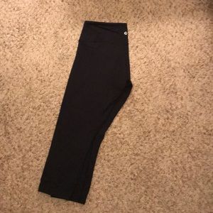 Lululemon Wunder Under cropped leggings